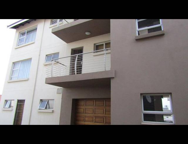 2 BEDROOM TOWNHOUSE FOR SALE IN VANDERBIJLPARK SE 4